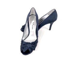 Nina Navy Blue Satin Heels with Bow. NWOT Size 6 M